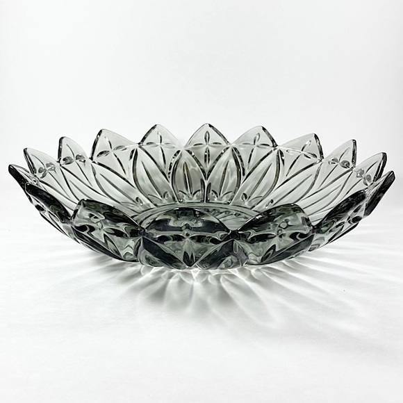 Vintage smoky gray glass sunburst bowl - Picture 2 of 9